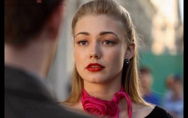 Оксана Акиньшина вышла в свет в ярком платье