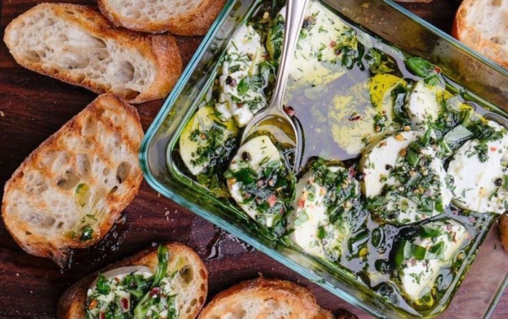 Тосты с козьим сыром и свежими травами