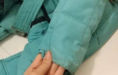 Як відчистити брудні рукави пуховика: дієві поради