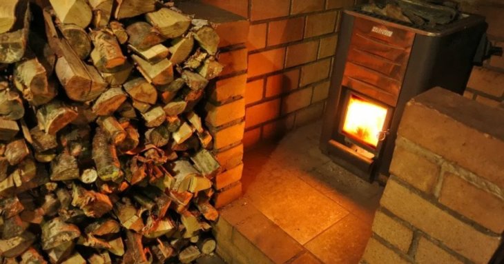 Не кидайте дрова одразу в камін: поширена помилка, яка з’їдає тепло та гроші
