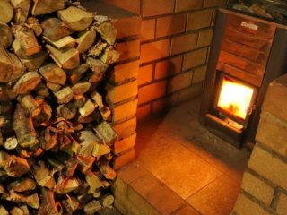 Не кидайте дрова одразу в камін: поширена помилка, яка з’їдає тепло та гроші