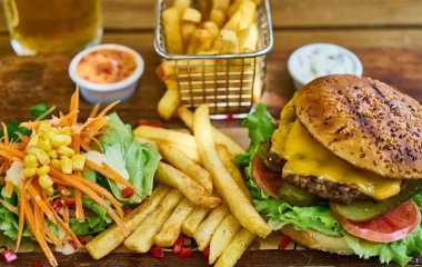 Лікарі розповіли, що найшкідливіше у напівфабрикатах та снеках