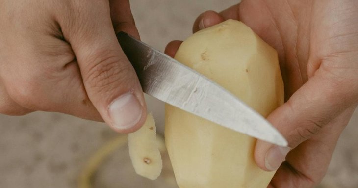 Як швидко почистити картоплю без овочечистки: геніальний кухонний лайфгак, що економить час