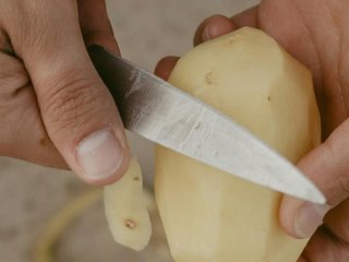 Як швидко почистити картоплю без овочечистки: геніальний кухонний лайфгак, що економить час