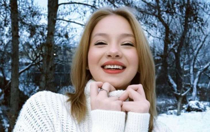 15-летняя дочь Евгения Кошевого в элегантном образе очаровала красотой