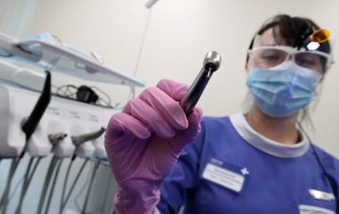 Стоматолог назвав свідчення для заміни пломби на зубах