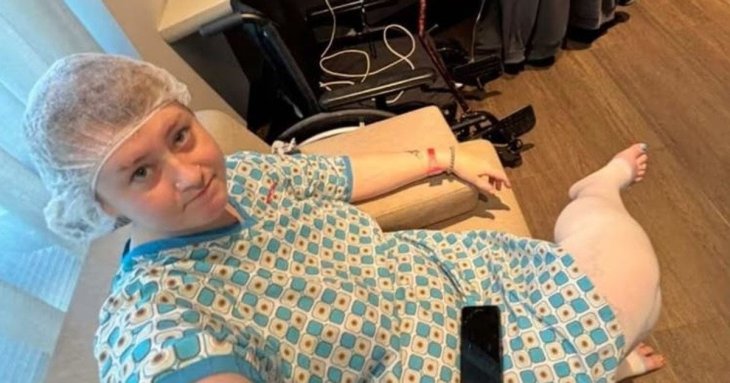 Жінка після операції зі зменшення грудей прокинулася без татуювань — фото