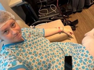 Жінка після операції зі зменшення грудей прокинулася без татуювань — фото