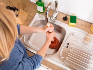 Как самостоятельно прочистить засор в раковине: простые способы