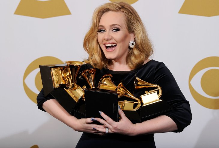 Адель обвинили в присвоении культурных ценностей за фото в купальнике в цветах флага Ямайки