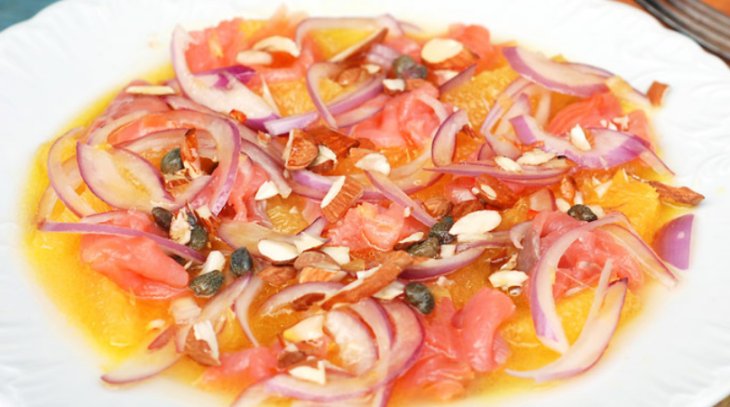 Сицилийский салат с апельсинами, сладким луком и копченым лососем