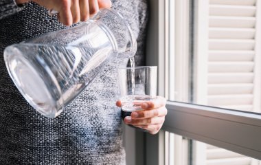 Скільки води потрібно пити в спеку і чи підходить лимонад. Поради лікарів