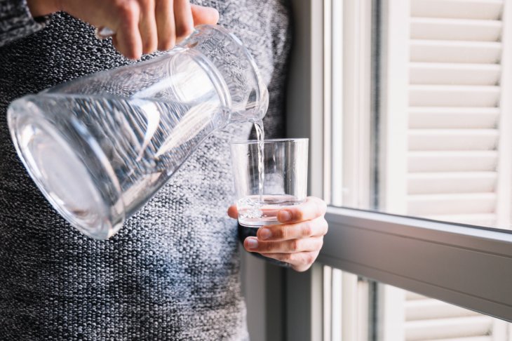 Скільки води потрібно пити в спеку і чи підходить лимонад. Поради лікарів