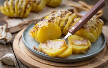 Готовим на мангале закуску с сюрпризом: рецепт картофеля с беконом