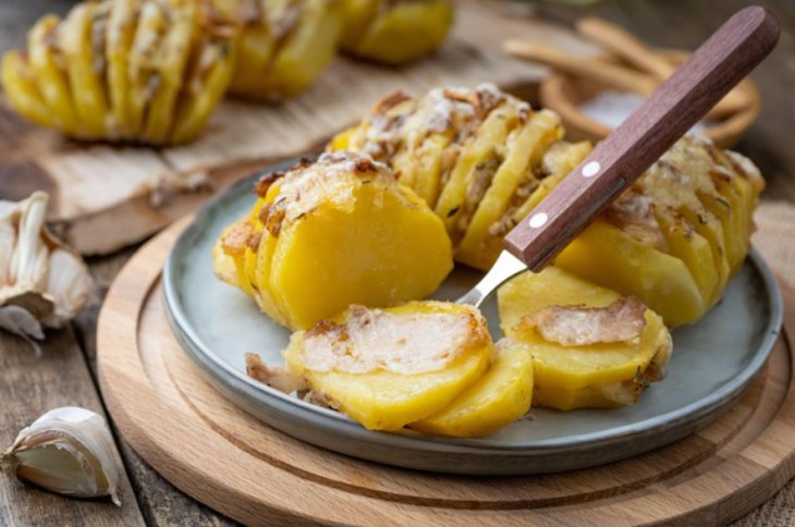 Готовим на мангале закуску с сюрпризом: рецепт картофеля с беконом