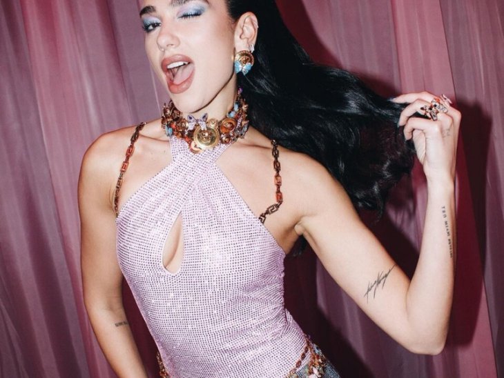 Дуа Липа показала образ в стиле Барби (ФОТО)