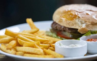 Побереги здоровье: кардиолог назвала самые вредные продукты для сердца