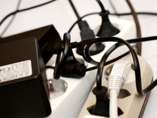 Чи можна вмикати подовжувач у подовжувач: чому одна звичка може обернутися пожежею