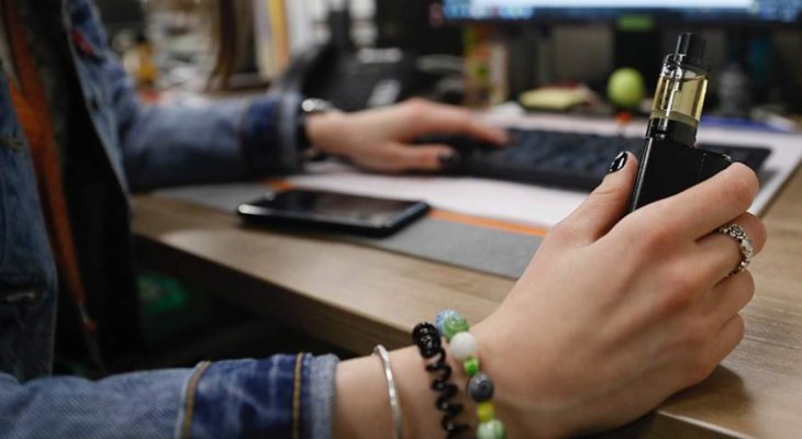 Вчені попередили про небезпеку електронних сигарет для некурців