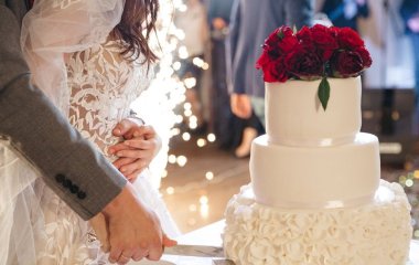 Жінка одружилася з рятівником, який дістав її з-під завалів — фото