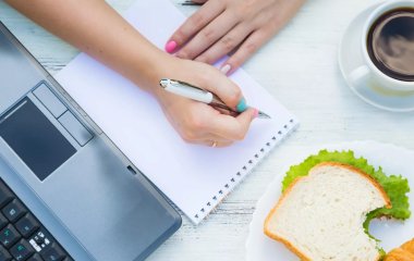 Дієтолог розповіла, скільки часу потрібно їсти