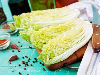 Вкусный салат из пекинской капусты, яиц и свежих огурцов: простой рецепт