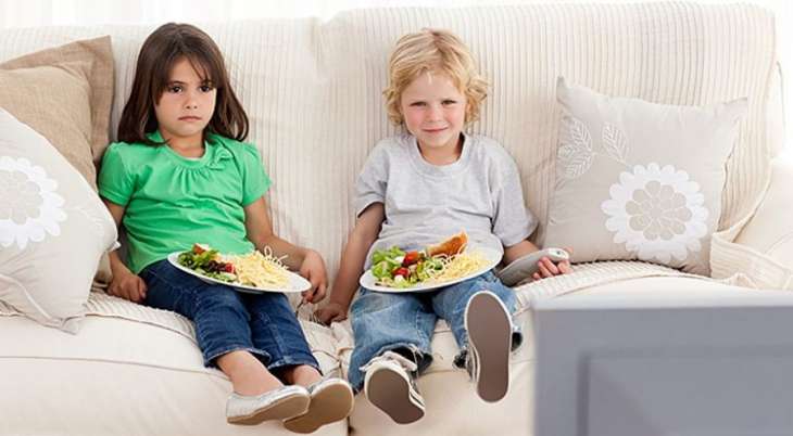Полезно или вредно смотреть телевизор ребёнку во время еды
