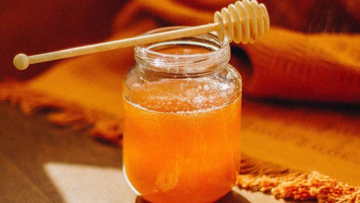 Полезен ли сырой мед? Названы его плюсы и минусы