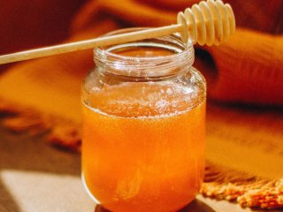 Чи корисний сирий мед? Названо його плюси та мінуси
