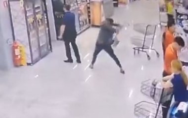 Чоловік вдарив начальника дружини лопатою посеред супермаркету: за що він помстився (фото)