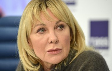 Вид Яковлевой в траурном наряде с бутылкой вызвал шок