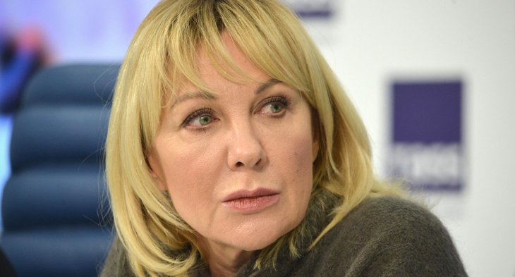 Вид Яковлевой в траурном наряде с бутылкой вызвал шок