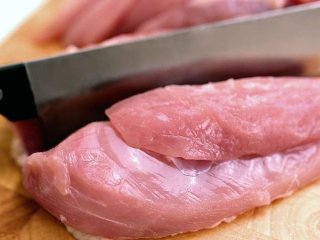 Чому в жодному разі не можна мити м’ясо перед приготуванням: професійні кухарі розкрили секрет