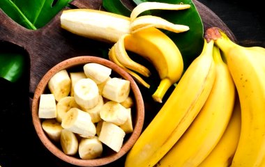 Диетологи объяснили, кому необходимо регулярно есть бананы