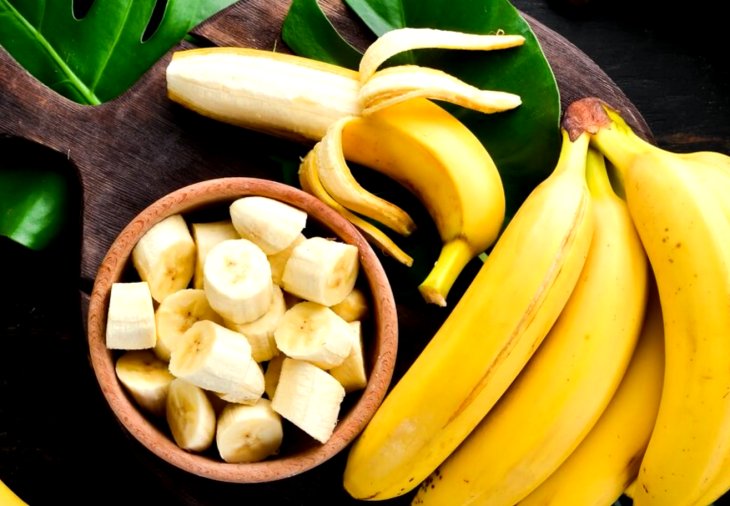 Диетологи объяснили, кому необходимо регулярно есть бананы