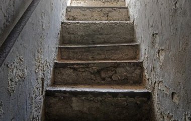 Жінка знайшла таємну кімнату у власному підвалі: що вона там побачила