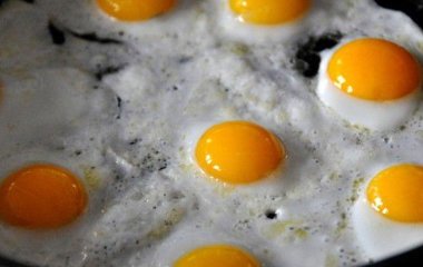 На чому краще смажити яйця: три шеф-кухарі назвали один й той самий інгредієнт