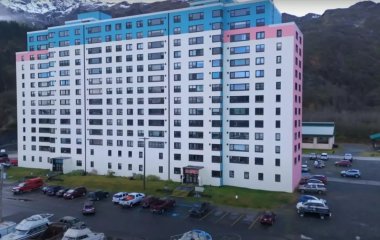 Єдине місто, де все населення живе в одній будівлі: де воно розташоване та фото