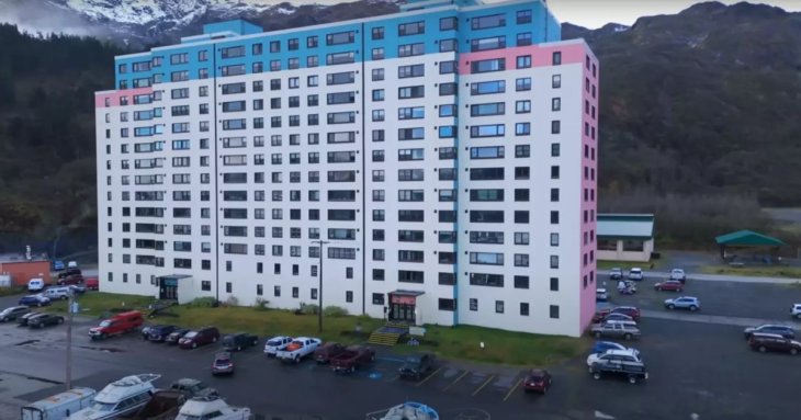 Єдине місто, де все населення живе в одній будівлі: де воно розташоване та фото