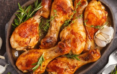 Сытный и простой ужин: рецепт куриных голеней с шампиньонами в горчичном соусе