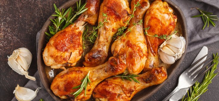 Сытный и простой ужин: рецепт куриных голеней с шампиньонами в горчичном соусе