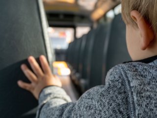 Не починайте з таблеток: що реально допомагає, коли дитину захитує в авто
