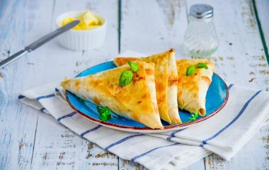 Проще, чем пицца: конвертики из лаваша с сыром и зеленью за 10 минут