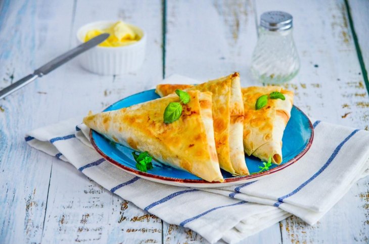 Проще, чем пицца: конвертики из лаваша с сыром и зеленью за 10 минут