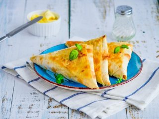 Проще, чем пицца: конвертики из лаваша с сыром и зеленью за 10 минут