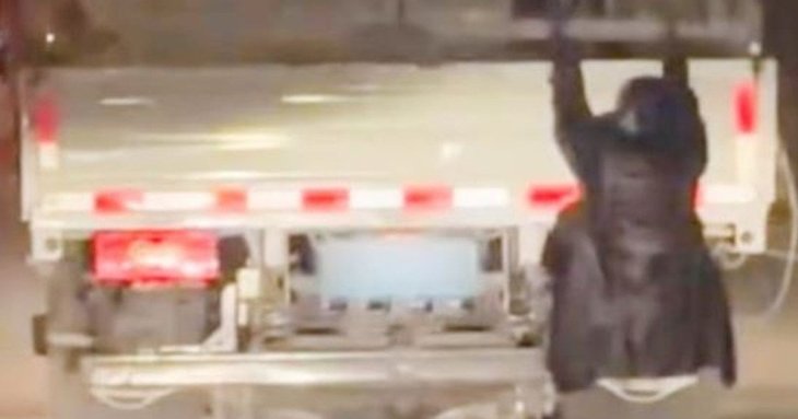 Жінка таємно зачепилася за вантажівку чоловіка, щоб викрити зраду — відео