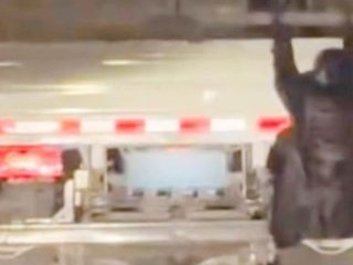 Жінка таємно зачепилася за вантажівку чоловіка, щоб викрити зраду — відео