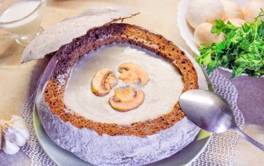 Зимова класика: часниковий крем-суп у хлібній тарілці