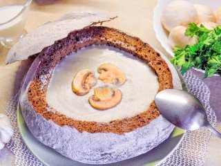 Зимова класика: часниковий крем-суп у хлібній тарілці