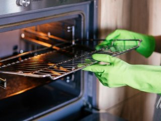 Як відчистити решітку духовки від жиру і нагару без хімії